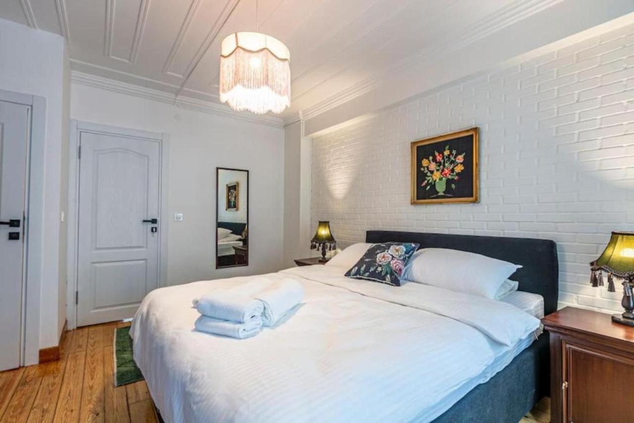Historical 4-Br Home Steps From Besiktas Stadium & Bosphorus Views - Prime Nisantasi Location! Estambul Exterior foto