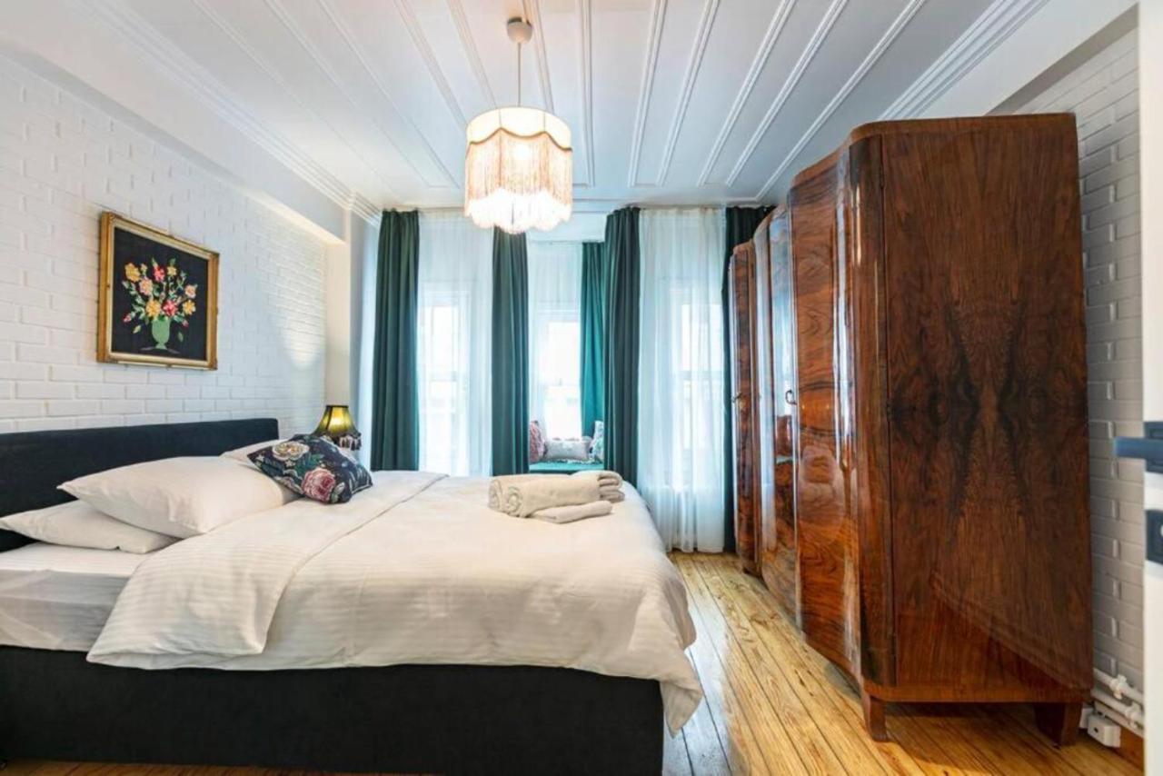 Historical 4-Br Home Steps From Besiktas Stadium & Bosphorus Views - Prime Nisantasi Location! Estambul Exterior foto