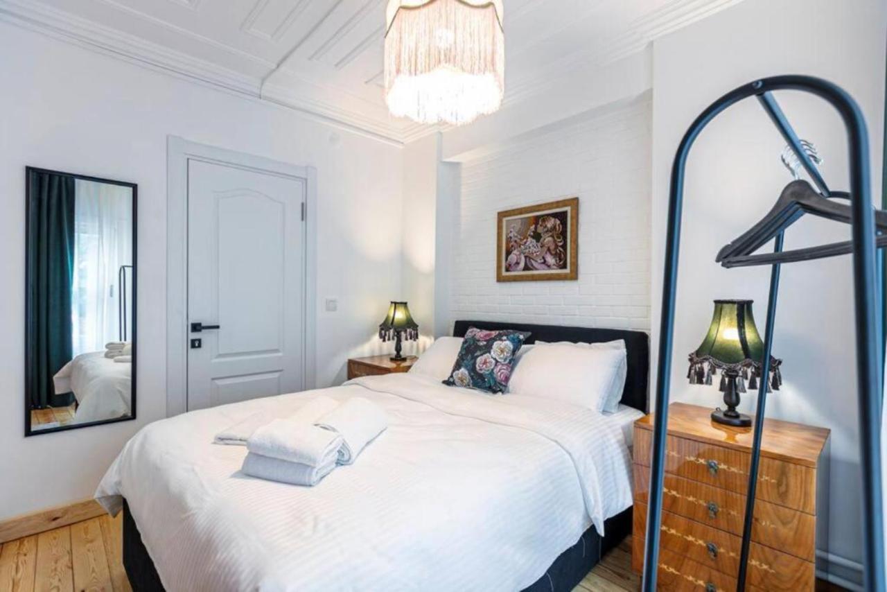 Historical 4-Br Home Steps From Besiktas Stadium & Bosphorus Views - Prime Nisantasi Location! Estambul Exterior foto