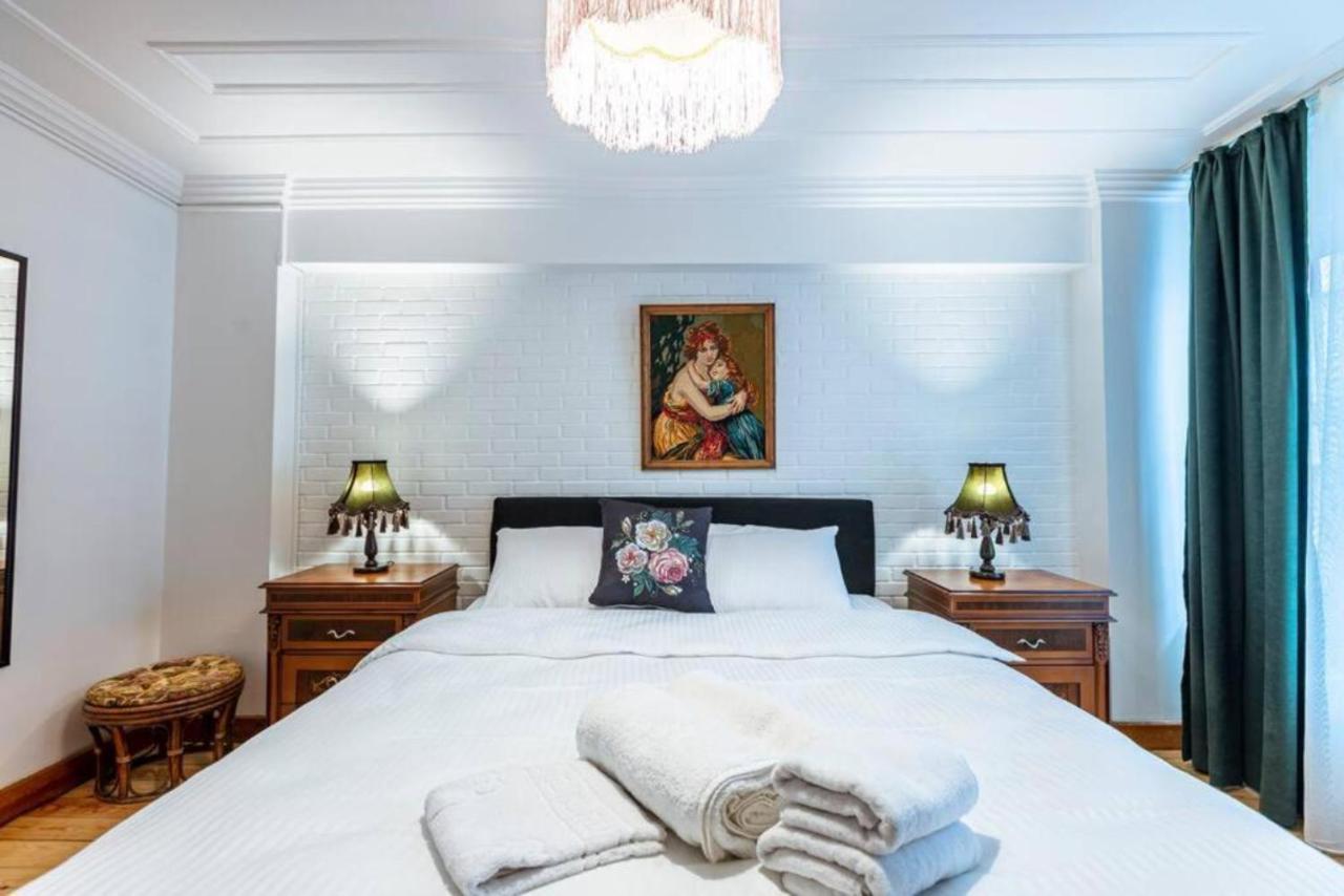 Historical 4-Br Home Steps From Besiktas Stadium & Bosphorus Views - Prime Nisantasi Location! Estambul Exterior foto