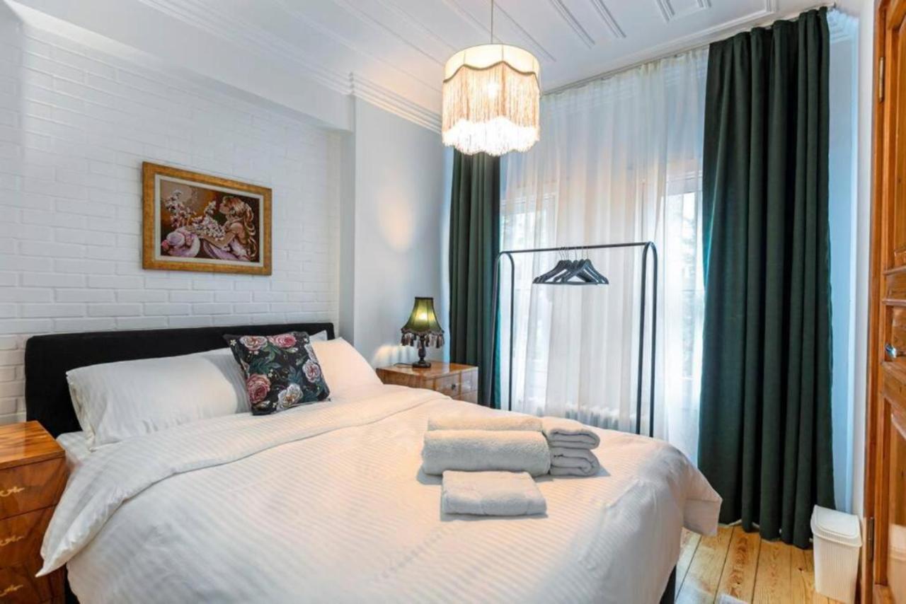 Historical 4-Br Home Steps From Besiktas Stadium & Bosphorus Views - Prime Nisantasi Location! Estambul Exterior foto