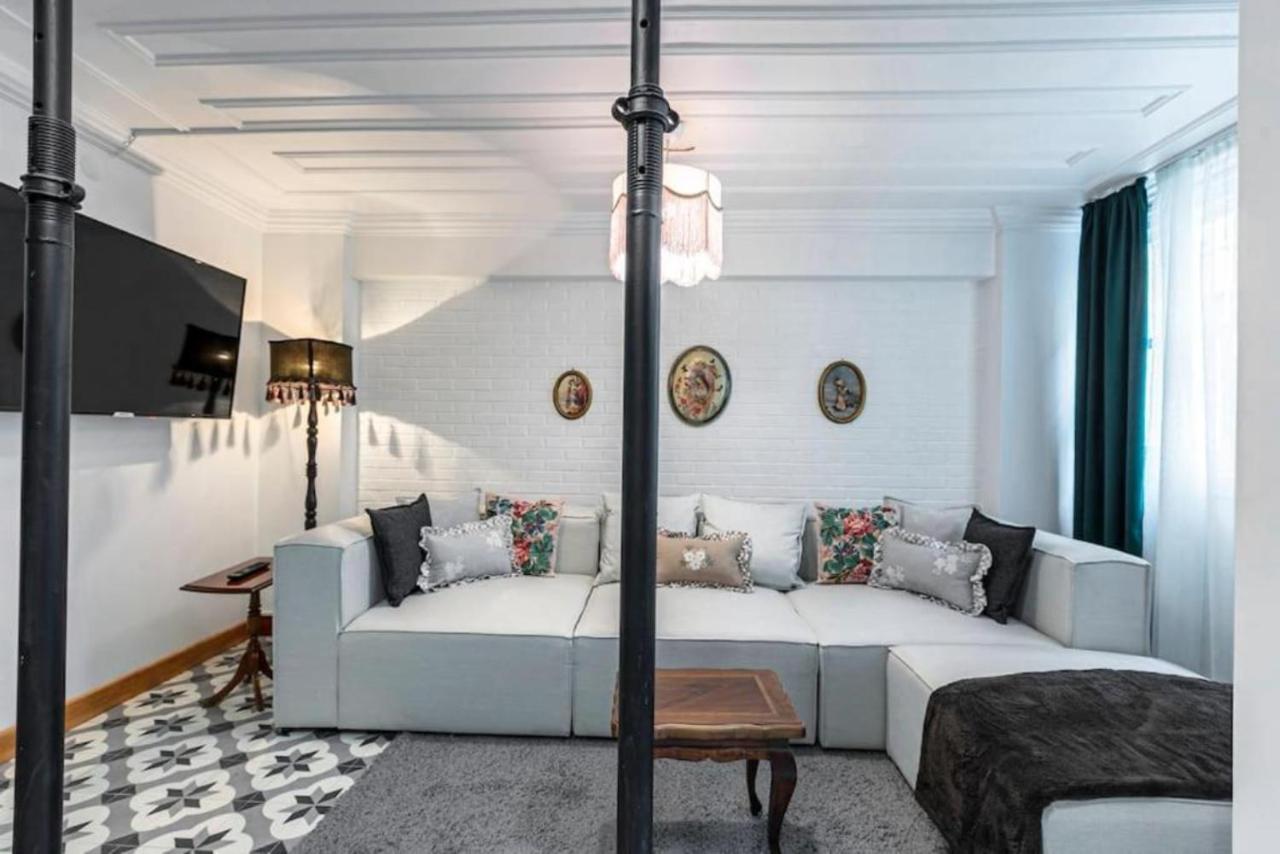 Historical 4-Br Home Steps From Besiktas Stadium & Bosphorus Views - Prime Nisantasi Location! Estambul Exterior foto