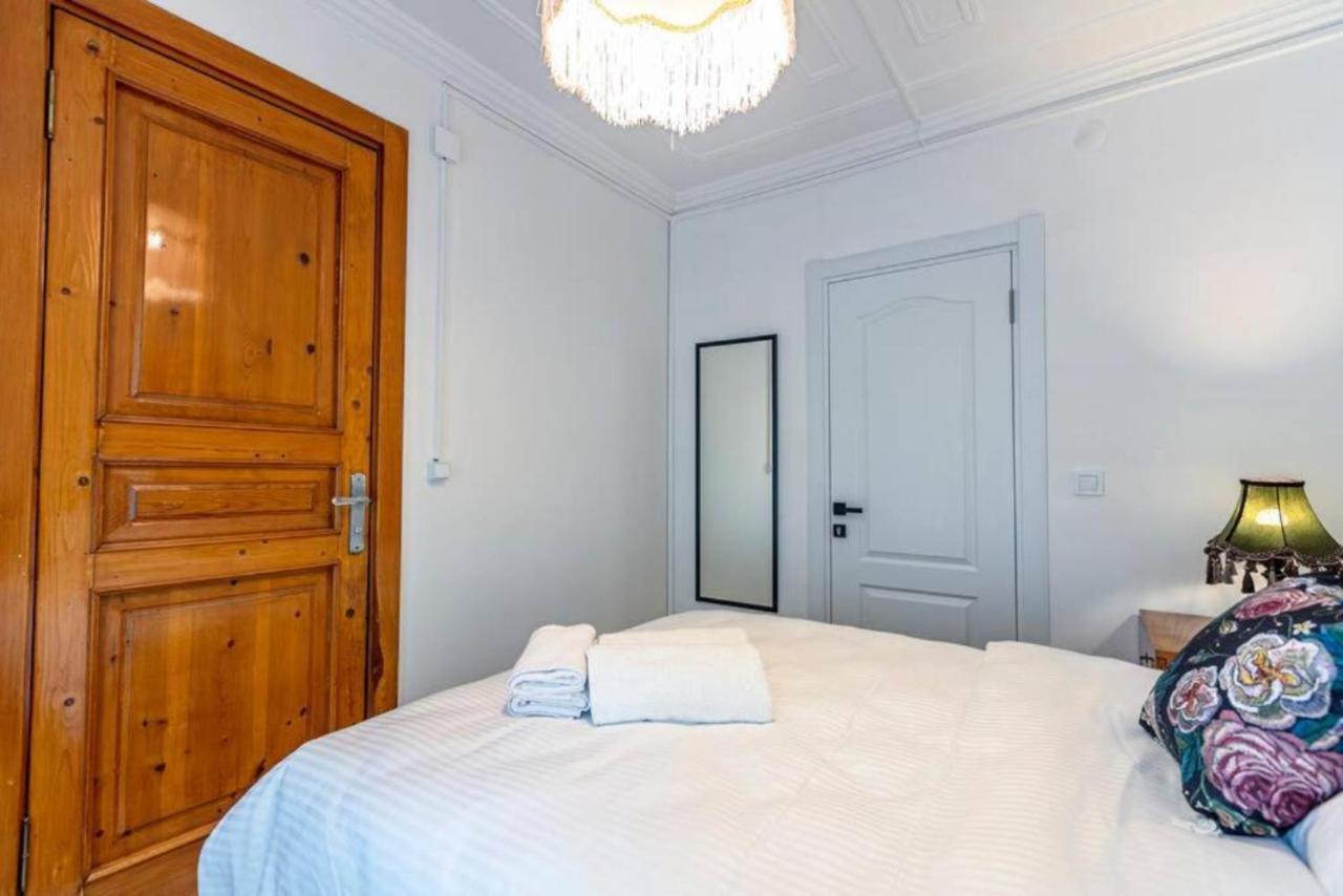 Historical 4-Br Home Steps From Besiktas Stadium & Bosphorus Views - Prime Nisantasi Location! Estambul Exterior foto